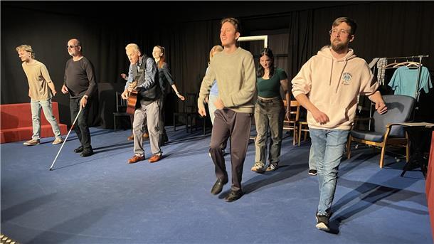 Theater Fatale in Nordenham: So göttlich war die Premiere des neuen Stücks Hier sind alle in Bewegung - selbst der blinde Klavierspieler (Rolf Wilkens, Zweiter von links) ist dabei.