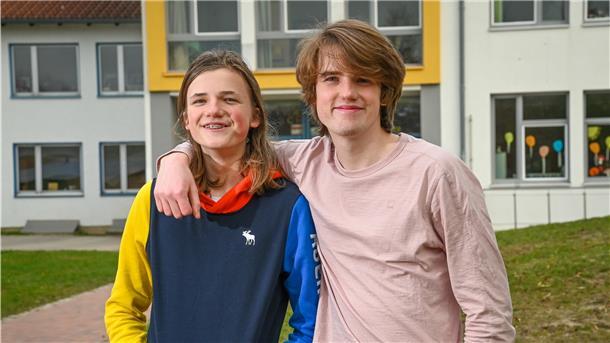 Hier sind sind sie zur Schule gegangen: Jelle (rechts) und Kees Hofstede vor der Amerikanischen Schule.