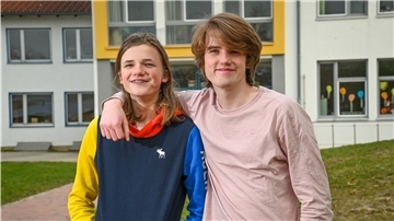 Hier sind sind sie zur Schule gegangen: Jelle (rechts) und Kees Hofstede vor der Amerikanischen Schule.