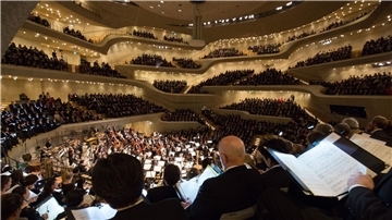 Hier spielt das Philharmonische Staatsorchester Hamburg noch im Großen Saal der Elbphilharmonie - bald wird es New York sein.