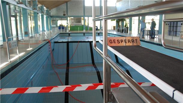 Hier springt niemand derzeit rein. Die Becken sind gesperrt.