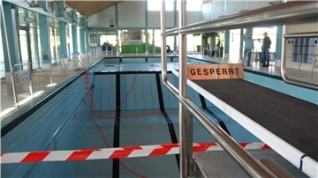 Hier springt niemand derzeit rein. Die Becken sind gesperrt.