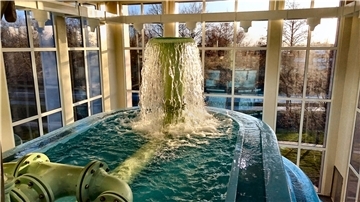 Hier sprudelt Wasser und Wissen. Das historische Bauwerk ist selbst Teil der Trinkwasserversorgung in der Wesermarsch und nun ein hochmodernes Museum zum Thema Wasser.