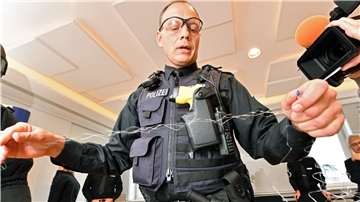 Hier stellt die Polizei vor, wie ein Taser funktioniert.