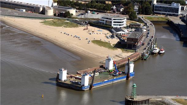 Hier verdeckt der Schwerlastponton „BHV Innovation“ den Blick auf die Nordmolen-Kraterlandschaft.