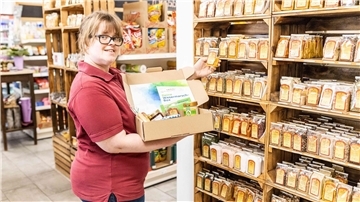 Hier wird die Wesermarsch-Box im Burgladendorf Ovelgönne befüllt.
