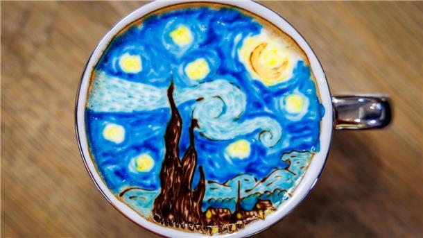 Hier wurde ein Gemälde des berühmten Künstlers Vincent van Gogh auf dem Kaffee nachgemalt.