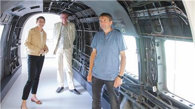 Highlight: Manchmal braucht es brachiale Gewalt, um ein Museumsexponat wie diesen Hubschrauberrumpf ins Museum zu holen. Dr. Anja Dörfer, Peter Gössel und Jan Spinck sind stolz auf das Ergebnis.