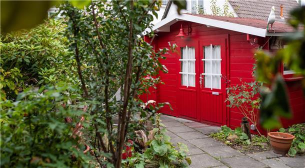 Hiinter dem Haus hat Elke Nellessen ein kleines Gartenhäuschen.