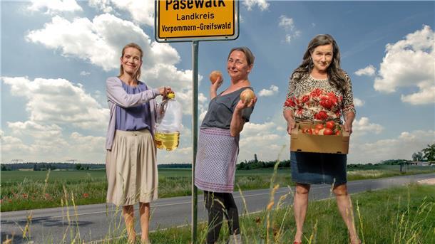 Drei Damen und ein Grill: „McLenBurger - 100% Heimat“ Hilde (Steffi Kühnert, m.) und ihre Freundinnen Angie (Judith Engel, l) und Lore (Anne-Kathrin Gummich).
