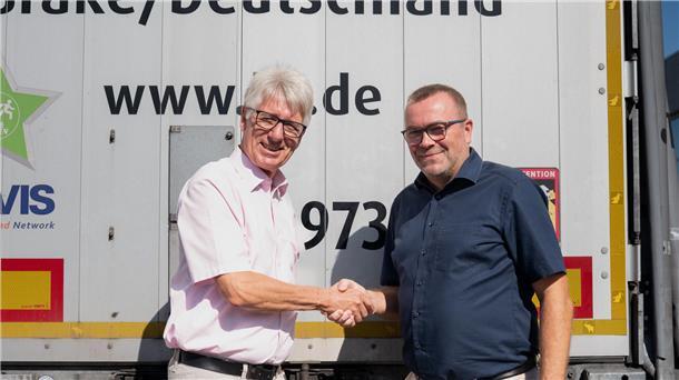 Hilfe für die ukrainische Partnerstadt Schazk: Bürgermeister Michal Kurz, Stadt Brake (Unterweser), und Simeon Breuer, Vorstandsmitglied der L.I.T.-Gruppe, bekräftigen mit einem Handschlag die erfolgreiche Zusammenarbeit bei der Organisation eines weiteren Hilfstransports.