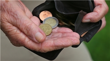 Hilfe für Mitbürger in Nordenham: Über 7000 Euro für Bedürftige Hilfe für Mitbürger hat in den zurückliegenden Wochen auch vielen bedürftigen Rentnern geholfen.