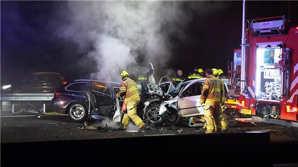 Niederlande: Geisterfahrer-Unfall mit drei Toten Hilfskräfte der Feuerwehr sind an der Unfallstelle beim Autobahnkreuz Hoevelaken östlich von Amsterdam im Einsatz.