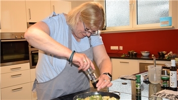 Die Kochdozentin Hille Tiarks würzt den Spargel-Brot-Salat mit etwas Pfeffer nach. 
