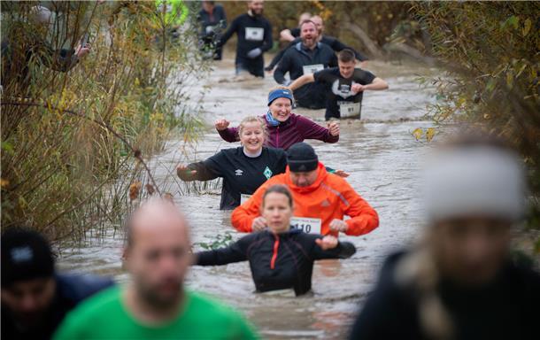 Hindernislauf "Trail Relay": Massenstart und Lauf auf langer und kürzerer Distan...