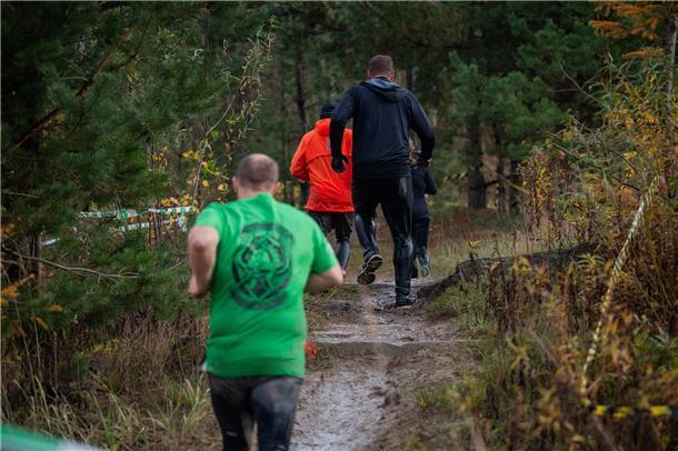 Hindernislauf "Trail Relay": Massenstart und Lauf auf langer und kürzerer Distan...