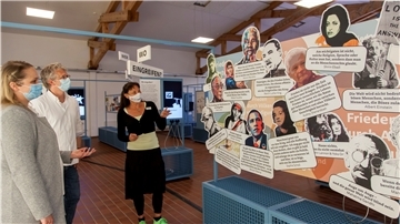 Hingucker der neuen Ausstellung im Aeronauticum in Nordholz: Die Wand mit Zitaten berühmter Persönlichkeiten wie John Lennon, dem Dalai Lama, Martin Luther King und Bismarck zum Thema Frieden.