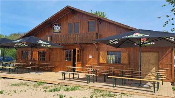 Hingucker am Fähranleger in Sandstedt: Die neue Strandhütte auf dem Campingplatz Weserhenne. 