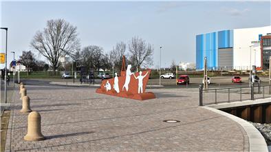 Hingucker für Blexen: Diese Fotomontage zeigt, wie der Platz am Fähranleger mit Skulptur aussehen wird. Das Kunstwerk soll Ende Mai oder Anfang Juni aufgestellt werden.