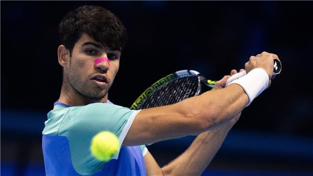 Hingucker in Pink: Carlos Alcaraz spielte schon häufiger mit Nasenpflaster.