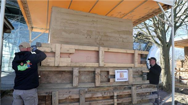 Sandblöcke in Figuren verwandeln Hinter den Holzplanken steckt ein Sandblock. Der wird jetzt in eine Märchenform geschnitzt.