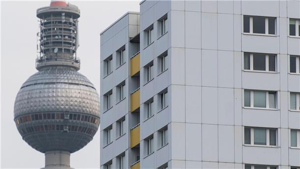 Berliner Mieten steigen rasant Hinter einem Mietshaus steht der Fernsehturm. Nirgendwo sonst in Deutschland steigen die Wohnpreise so stark wie in der Hauptstadt.