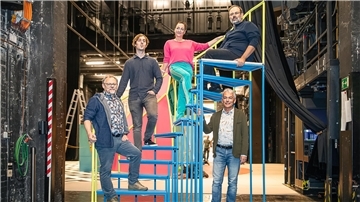 Hinterbühnen-Charme: Während vorne das Bühnenbild für die neue Musicalproduktion „My fair Lady“ zusammengeschraubt wird, schwärmen (v.l.n.r.) Wolfgang Kurima Rauschning (Ausstattungsleiter), Torben Selk (Dramaturg), Kati Heidebrecht (Choreografin), Toni Burkhardt (Regisseur) und Hartmut Brüsch (Dirigent) vom komödiantischen Bremerhavener Ensemble, dem Melodienrausch und der unsterblichen, zeitlosen Geschichte vom Blumenmädel Eliza und dem verpeilten reichen Professor Higgins.