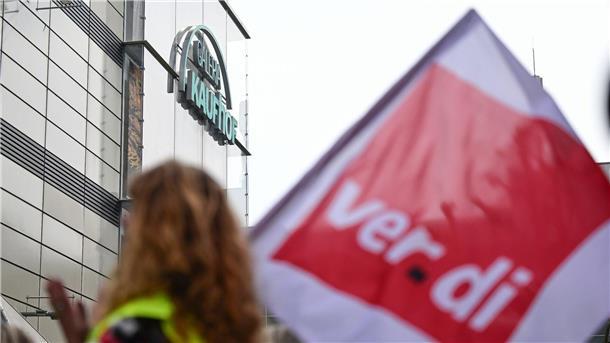 Warnstreiks in 19 Galeria-Filialen in drei Bundesländern Hintergrund der Protestaktionen ist der von den Gläubigern gebilligte Sanierungsplan für das Unternehmen. Er sieht bundesweit die Schließung von 47 der 129 Filialen vor.
