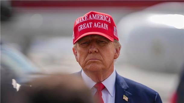 Erster Strafprozess gegen Donald Trump startet Hintergrund des Falls ist, dass Trump 2016 kurz vor seiner Wahl zum Präsidenten 130.000 US-Dollar Schweigegeld an die Pornodarstellerin Stormy Daniels zahlen ließ.