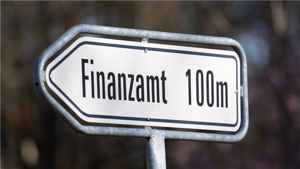 Entwurf: Mindeststeuer bringt 2026 mehr als 900 Millionen Hinweisschild des Potsdamer Finanzamtes.