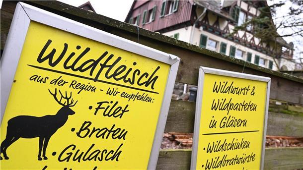 Jagdverband: Appetit auf Wildfleisch ist groß Hinweistafeln für den Verkauf von Wildfleisch.