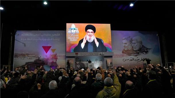 Hisbollah-Führer Sayyed Hassan Nasrallah grüßt seine Anhänger während einer Videoübertragung im Rahmen einer Zeremonie zum vierten Jahrestag der Ermordung des iranischen Quds-Truppengenerals Soleimani.
