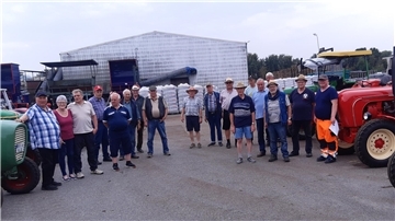 Die Gruppe der Oldtimer-Senioren mit ihren alten Fahrzeugen