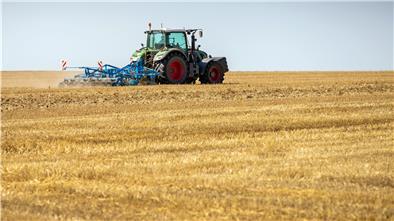Hitze und Trockenheit stellen die Landwirte auf eine harte Probe. Verbraucher müssen sich auf Engpässe in der Trinkwasserversorgung einstellen.