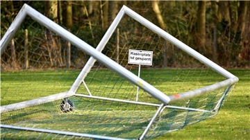 Hobbyfußballer und andere Breitensportler müssen immer noch pausieren. Die Sportverbände kritisieren das.