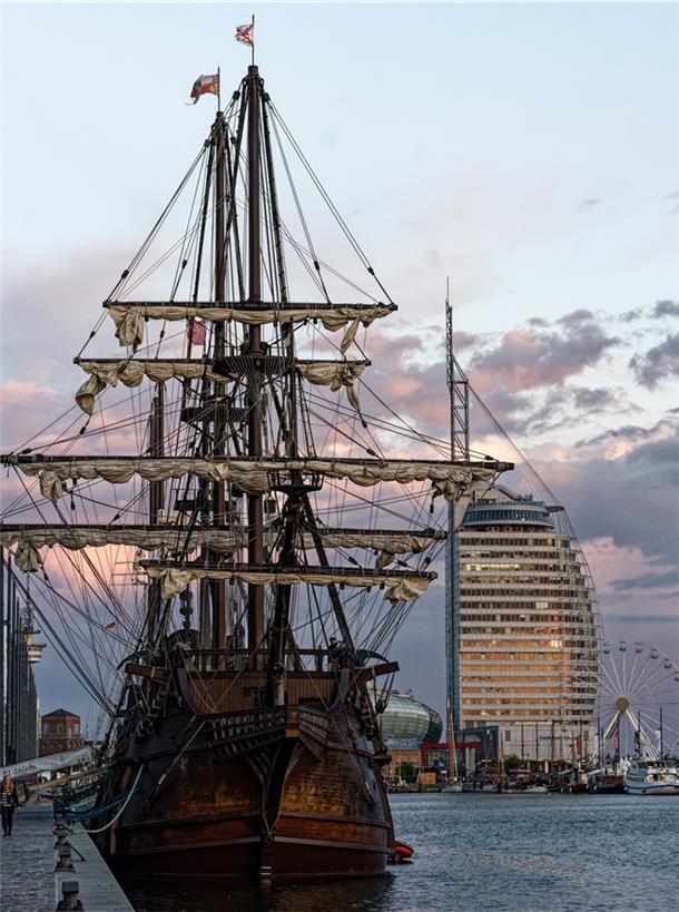 So magisch fotografieren unsere Influencer die Maritimen Tage Hoch aufragend: Die „El Galeon“ und das Atlantic Hotel Sail City.