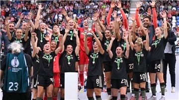 Hoch damit: Lena Oberdorf darf als Erste den Supercup präsentieren.
