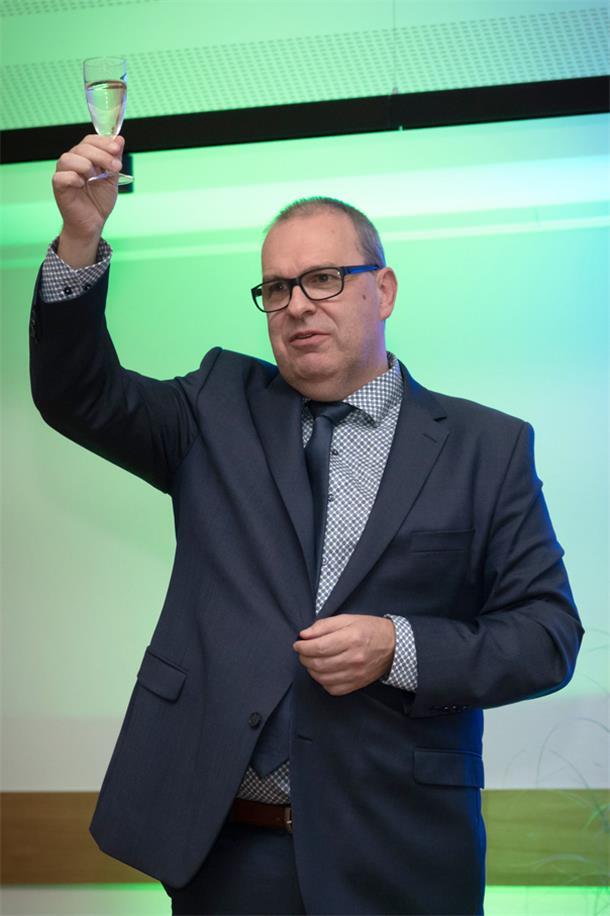 Hoch das Glas: Thorsten Krüger ist neuer Landrat im Landkreis Cuxhaven.