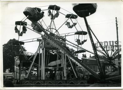Hoch hinaus will man beim Roonkarker Mart schon seit Jahrzehnten. Das Bild mit Riesenrad und Fahrgeschäften wurde 1954 aufgenommen.
