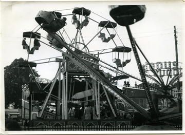 Hoch hinaus will man beim Roonkarker Mart schon seit Jahrzehnten. Das Bild mit Riesenrad und Fahrgeschäften wurde 1954 aufgenommen.