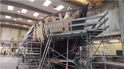 Hoch und trocken liegt die hölzerne Lady in einer Halle der dänischen Werft Hvide Sande Shipyard. Damit die „Grönland“ in Fahrt bleiben kann, müssen mehr Holzarbeiten als geplant ausgeführt werden.