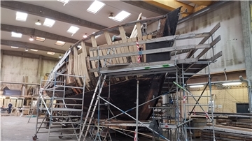 Hoch und trocken liegt die hölzerne Lady in einer Halle der dänischen Werft Hvide Sande Shipyard. Damit die „Grönland“ in Fahrt bleiben kann, müssen mehr Holzarbeiten als geplant ausgeführt werden.