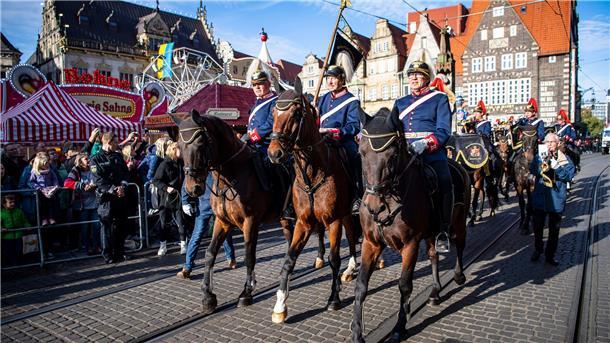 Freimarktsumzug zieht wieder als bunte Karawane durch Bremen Hoch zu Ross: Auch Pferde dürfen nicht fehlen.