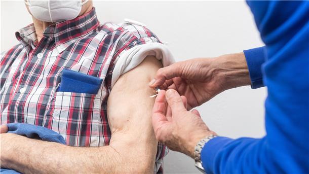 Ein Mann bekommt eine Spritze.