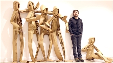 Hochschauen ist notwendig, um die lebensgroßen Papierfiguren von Claudio Acuña Jiménez aus Chile zu erblicken. Mit einer Origamitechnik verwirklicht der Künstler seine Vision von so überdimensional großer Kunst im öffentlichen Raum, dass jede und jeder daran teilhaben kann.