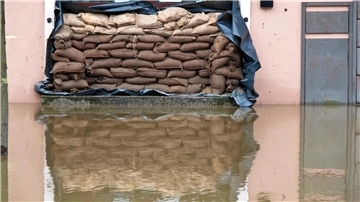 Hochwasser ist ein Alptraum für Hausbesitzer. Da Starkregenereignisse zunehmen, ist gut organisierter Schutz und auch eine bessere finanzielle Absicherung Gold wert.
