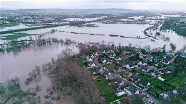 Hochwasserlage: Kampf gegen Überflutung und Aufatmen Hochwasser umfließt die Ortschaft Ruthe im Landkreis Hildesheim.