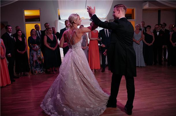 Traumhaft feiern: Die schönsten Hochzeitslocations in Bremerhaven und umzu Hochzeit zwischen Marius Beer-Morck und Vanessa Beer: In dem großen Saal der Tanzschule ist genügend Platz für den perfekten Hochzeitstanz.