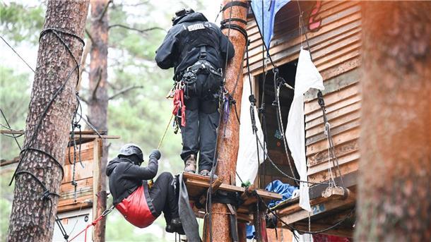 Höhenretter der Polizei sind bei der Räumung des Protestcamps der Tesla-Gegner an einem Baumhaus im Einsatz.