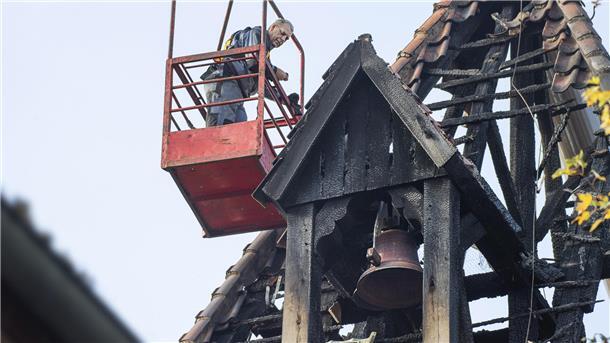 Bevor sie abstürzen: Glocken von Wulsdorfer Kirche in Bremerhaven geborgen Jürgen Schwarck arbeitet am Glockenturm